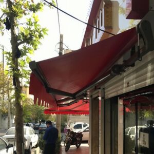 سایبان تاشو نصب شده کنار ورودی پرتردد مجتمع
