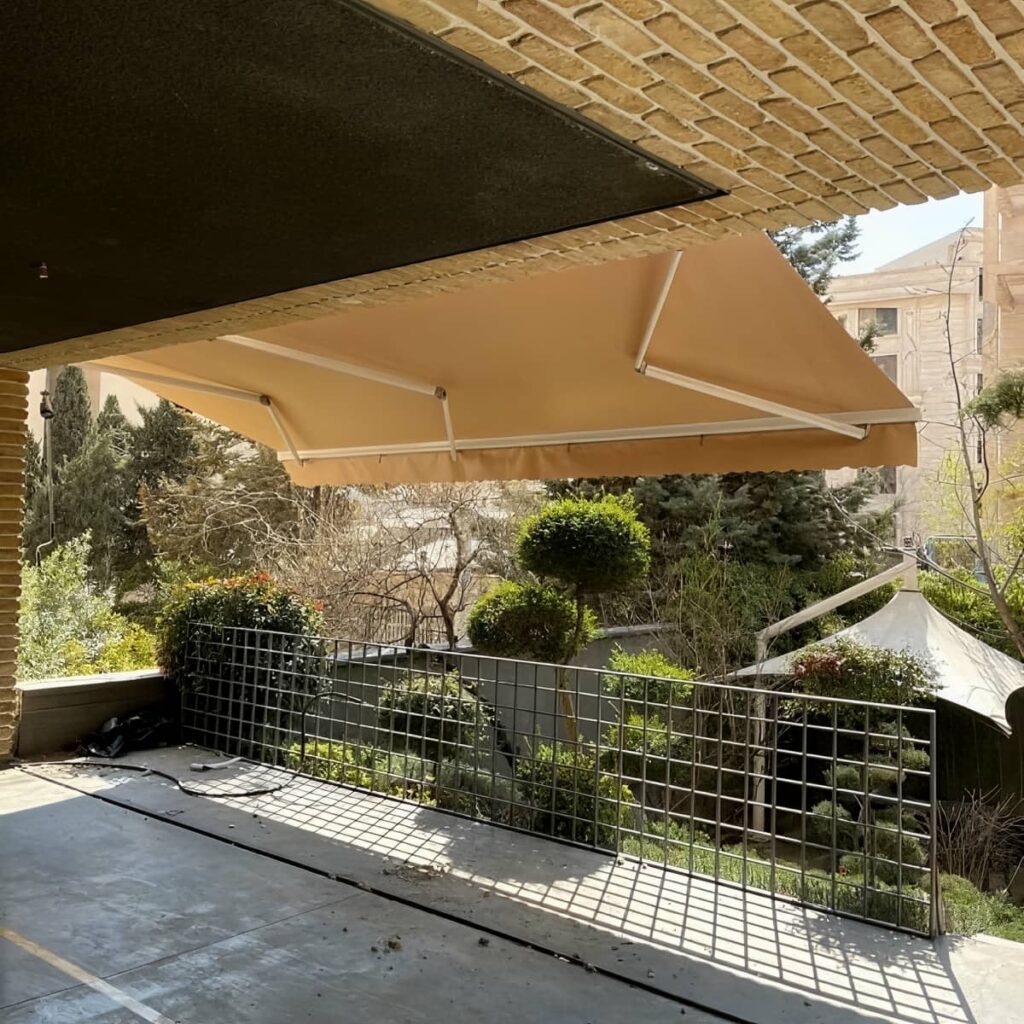 سایبان بازویی در حالت باز روی تراس مسکونی سایبان بازویی در حالت باز روی تراس مسکونی
