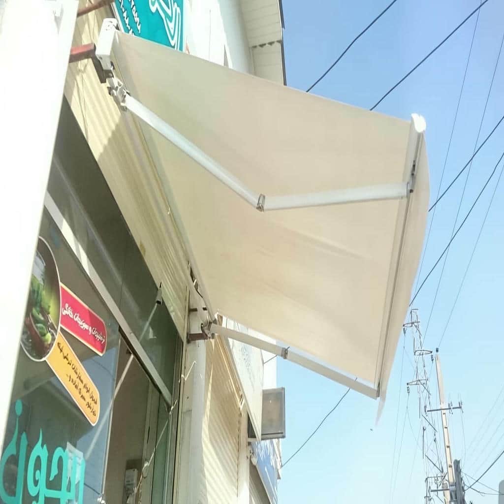 سایبان اتوماتیک جمع شده کنار مسیر رفت و آمد