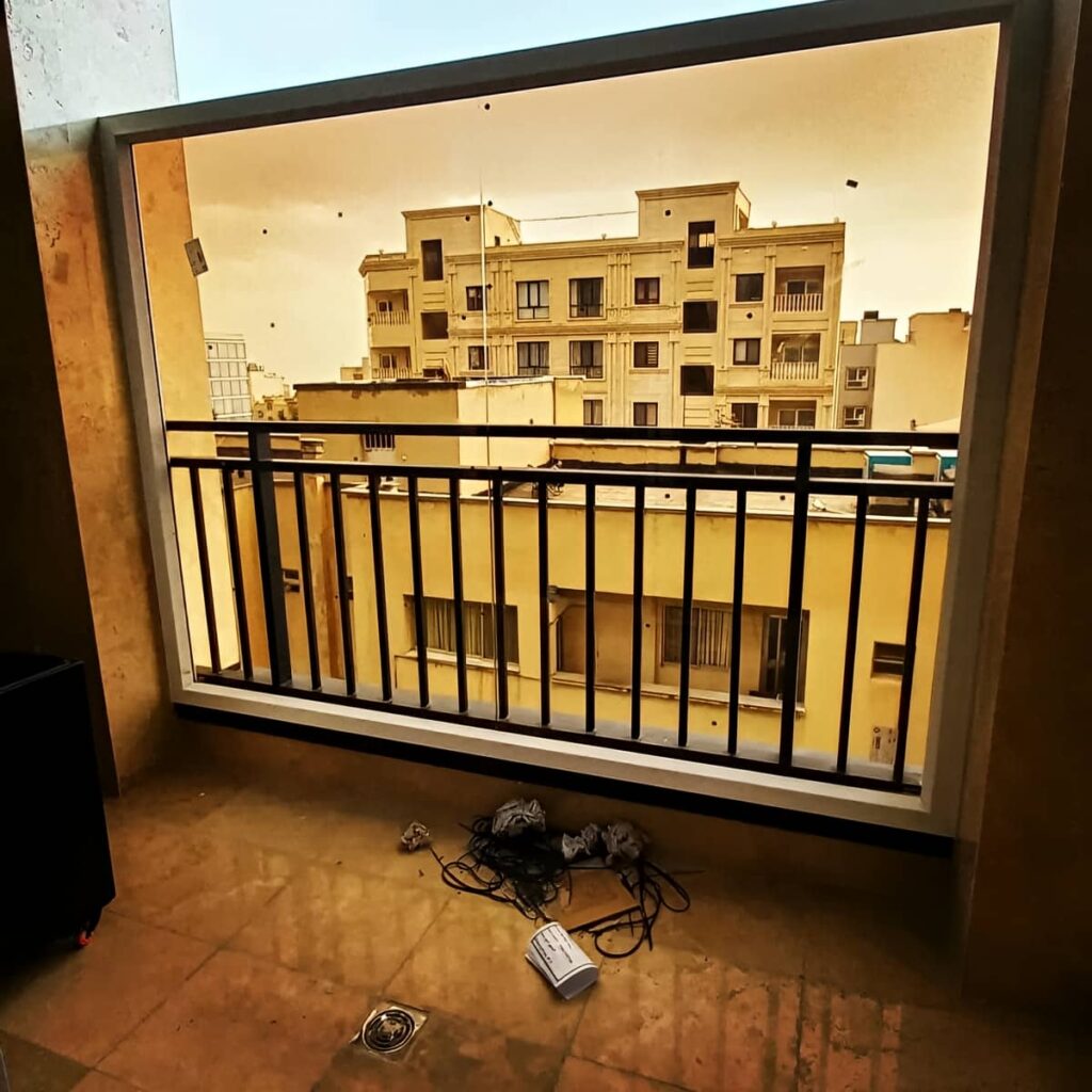 نرده تراس با طراحی مناسب برای رفت و آمد روان نرده تراس با طراحی مناسب برای رفت و آمد روان