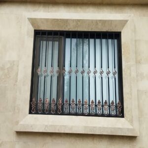 حفاظ پنجره گلنرده آهنی مشکی با نقش منظم