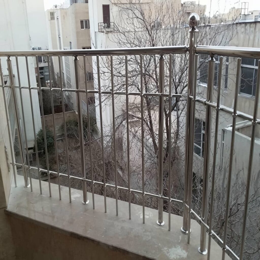نرده پله مدرن با طراحی خلوت برای استفاده روزانه