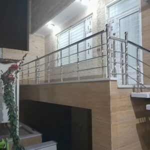نرده پله مدرن با خطوط ساده برای نمای مینیمال