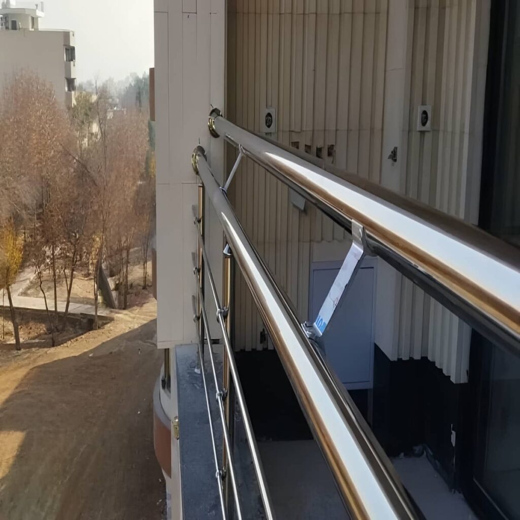 نرده بالکن آپارتمان با متریال مقاوم برای استفاده مداوم نرده بالکن آپارتمان با متریال مقاوم برای استفاده مداوم