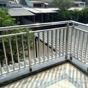 نرده پله مدرن با دست انداز پایدار برای رفت و آمد روزانه