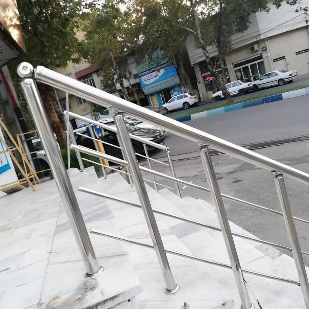 نرده تراس سفارشی با ساختار ایمن برای دهانه های بزرگ