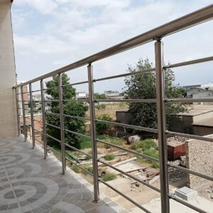 نرده مدرن بالکن با ابعاد سفارشی برای رفت و آمد روان