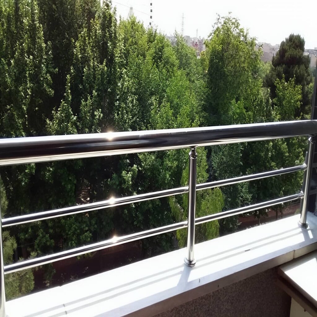 نرده تراس با فرم یکپارچه برای دهانه های وسیع