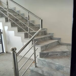 نرده استیل راه پله با پایه پایدار برای تردد روزانه