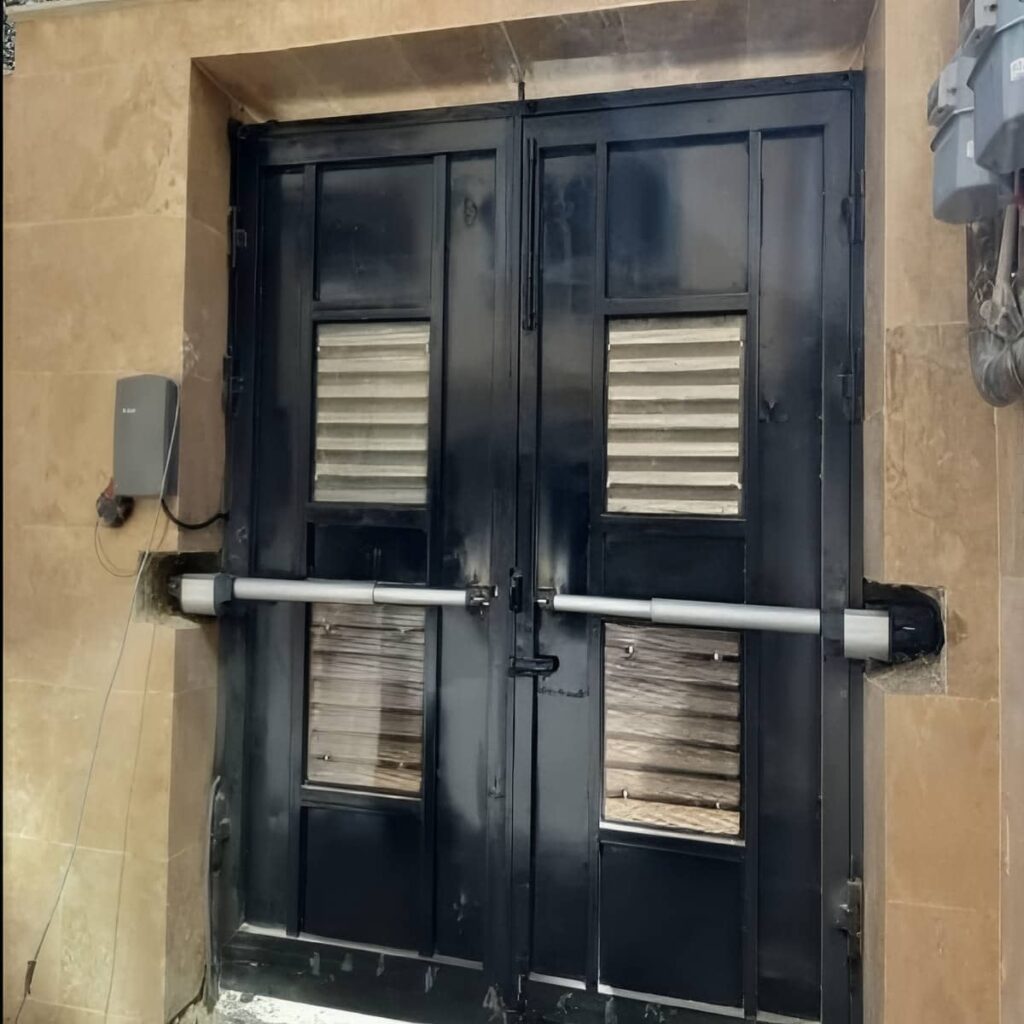 جک درب پارکینگ ریلی کنار ورودی آپارتمان