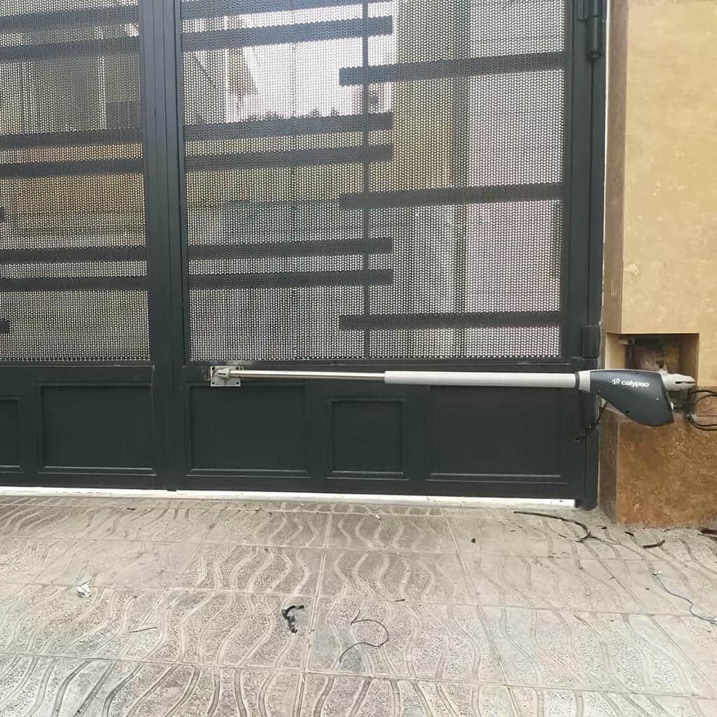اپراتور درب پارکینگ در نمونه اجرای تخصصی ورودی اپراتور درب پارکینگ در نمونه اجرای تخصصی ورودی