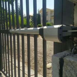 جک تک لنگه مناسب ورودی ساختمان در هوای بارانی