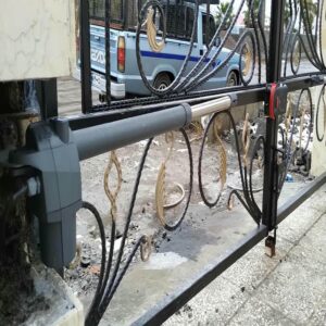 جک پارکینگی بازویی نصب شده روی درب ویلایی