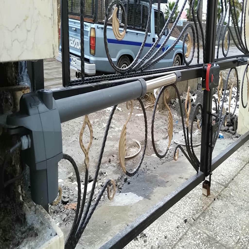 جک پارکینگی بازویی نصب شده روی درب ویلایی