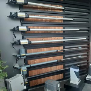 جک هیدرولیک نصب شده روی درب پارکینگ در هوای گرم