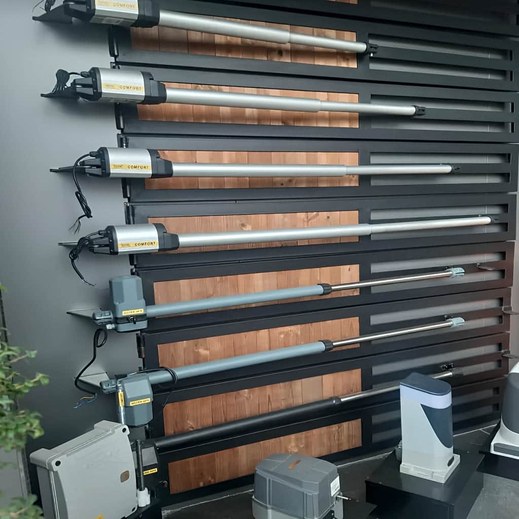 جک هیدرولیک نصب شده روی درب پارکینگ در هوای گرم