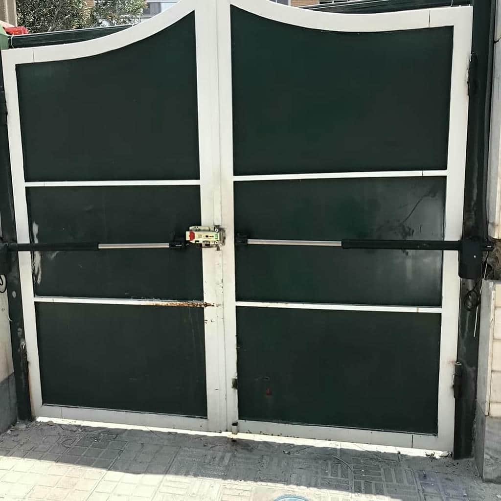 جک تک لنگه نصب شده روی درب پارکینگ لولایی جک تک لنگه نصب شده روی درب پارکینگ لولایی