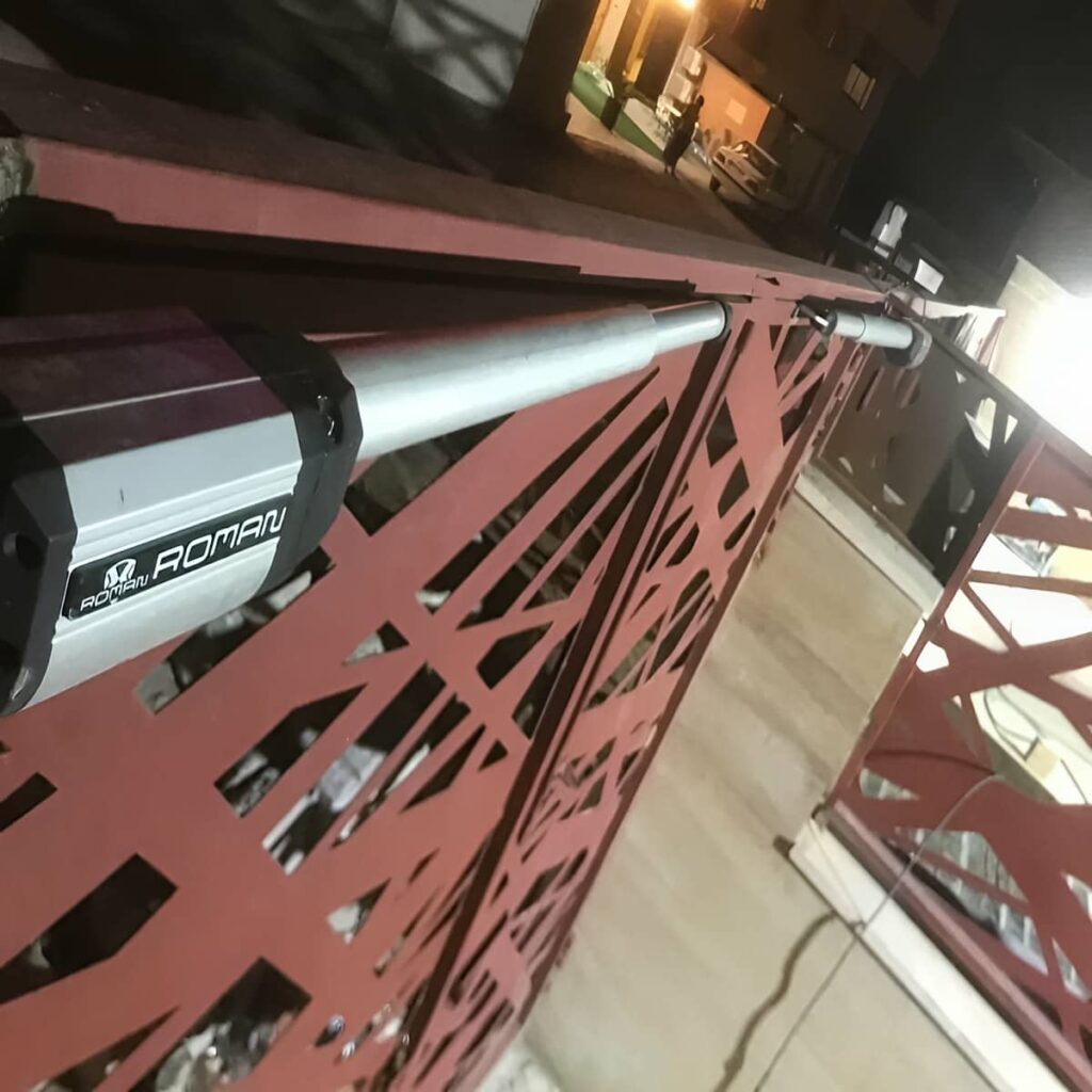 جک ریلی نصب شده روی درب کشویی مجتمع پرتردد