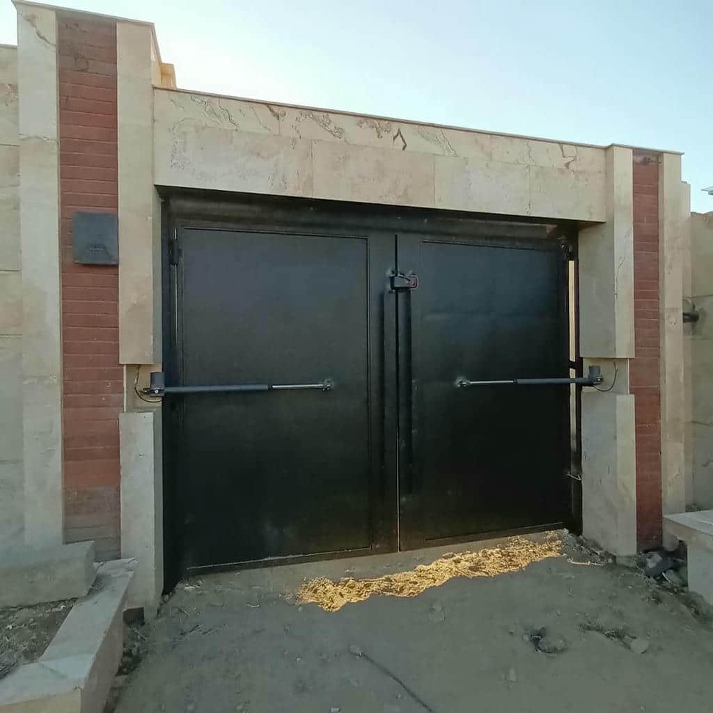 جک الکترومکانیک نصب شده روی درب ورودی ساختمان