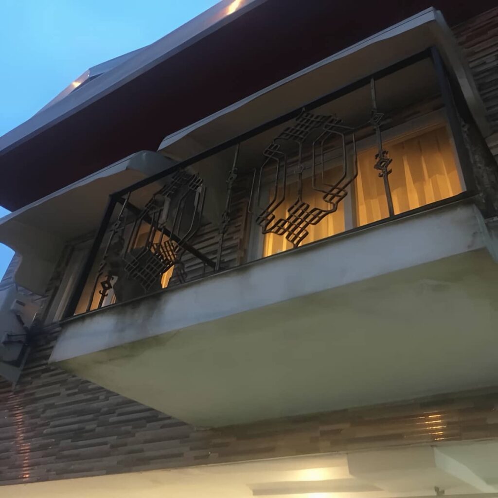نرده بالکن آپارتمان نصب شده با اجرای تخصصی