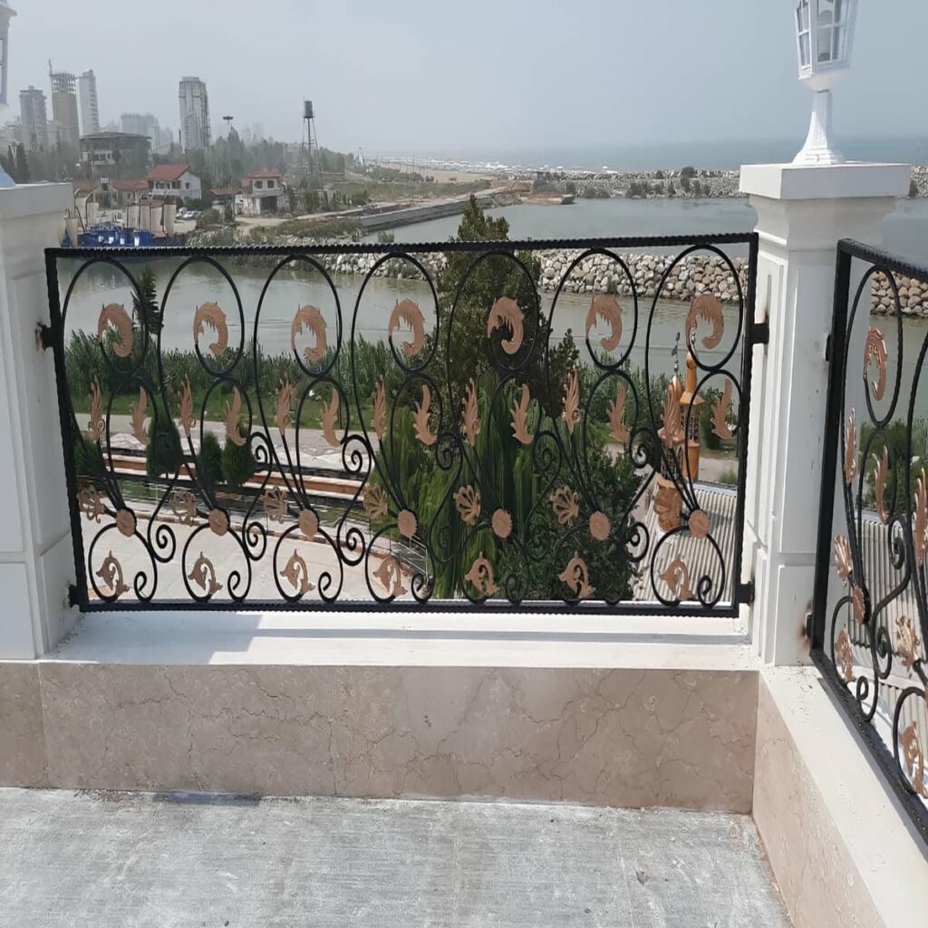 نرده بالکن ویلایی با طراحی مناسب برای حفظ حریم