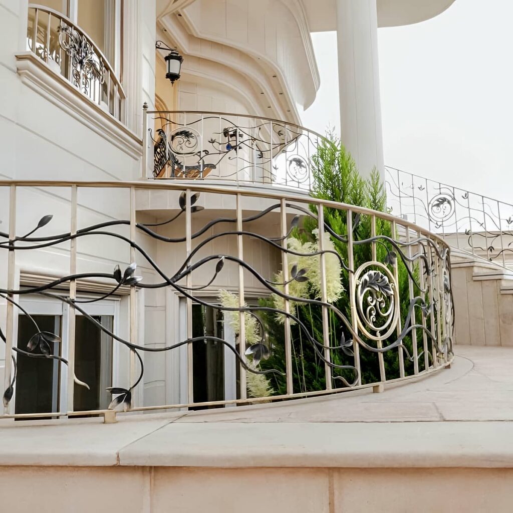نرده مدرن بالکن با طراحی ساده برای بودجه اقتصادی