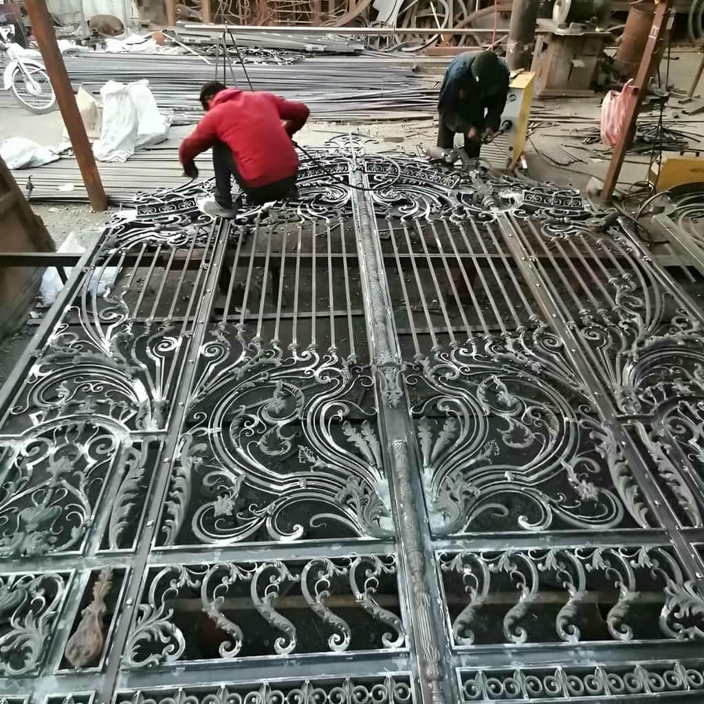 درب لاکچری حیاط با جزئیات فلزی هماهنگ نمای لوکس درب لاکچری حیاط با جزئیات فلزی هماهنگ نمای لوکس