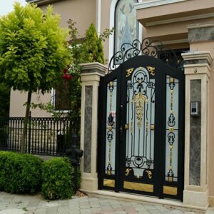 درب ویلا سفارشی با بدنه فلزی مقاوم برای امنیت ورودی