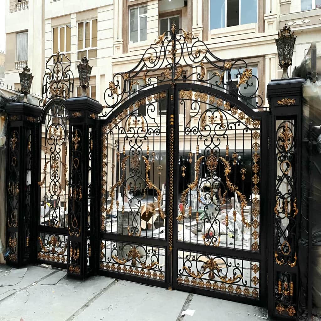 درب گلنرده دار با یراق آلات مقاوم برای حرکت روان