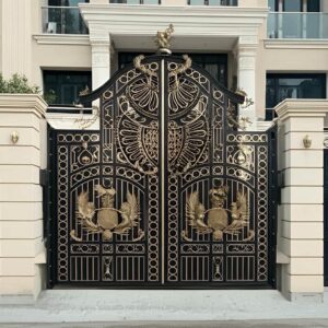 درب حیاط با بدنه فلزی مقاوم برای امنیت ورودی