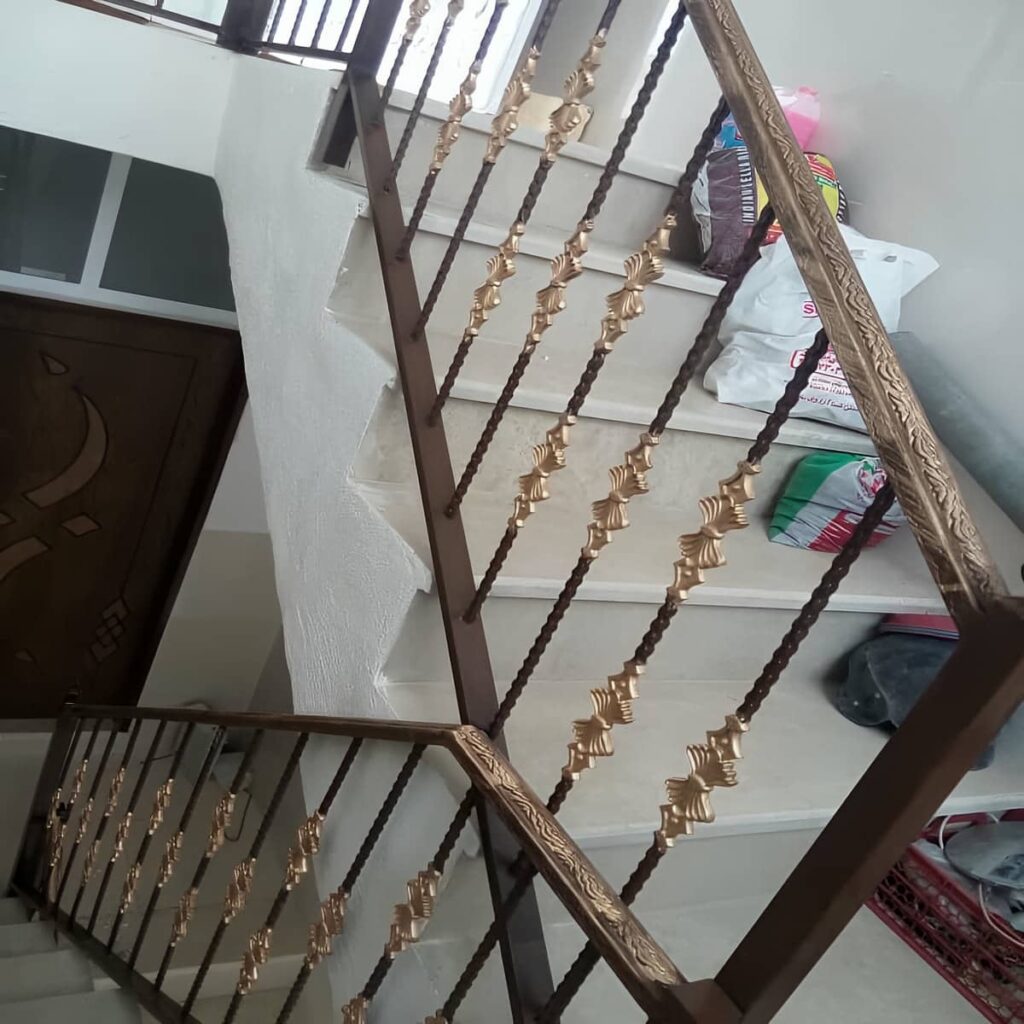 نرده فرفورژه بالکن با طراحی تزئینی و ساختار مطمئن