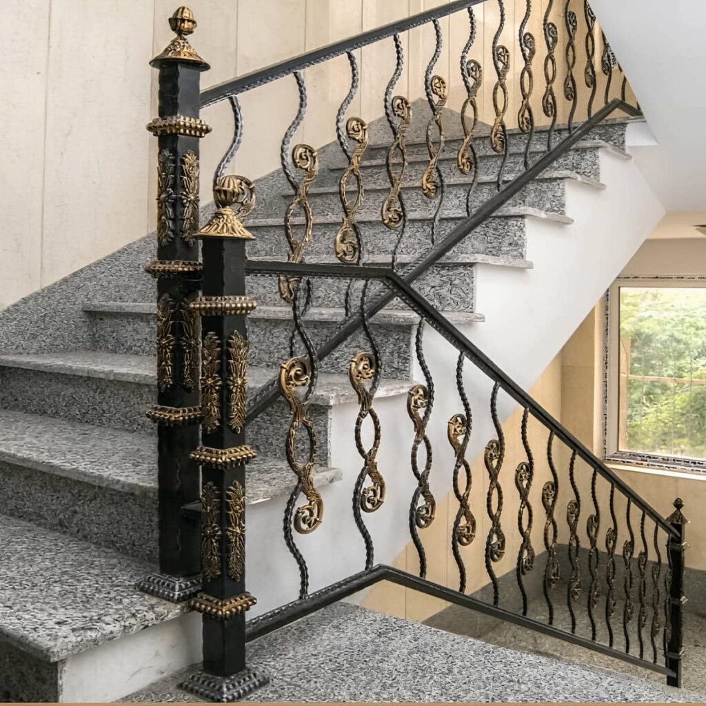 نرده فرفورژه بالکن خارجی با طراحی مناسب برای حفظ حریم