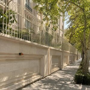 حفاظ روی دیوار حیاط آهنی با ساختار مناسب امنیت