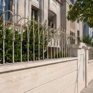 حفاظ سرنیزه ای آهنی روی دیوار ساختمان مسکونی