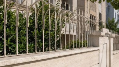 حفاظ سرنیزه ای آهنی روی دیوار ساختمان مسکونی