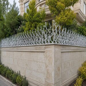 حفاظ شاخ گوزنی آهنی روی دیوار ویلایی