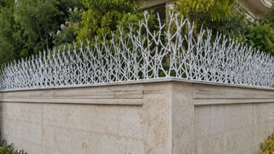 حفاظ شاخ گوزنی آهنی روی دیوار ویلایی