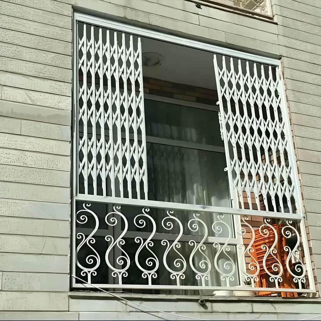 حفاظ پنجره متحرک آهنی مشکی با حرکت روان روزانه