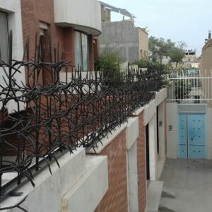 حفاظ آبشاری آهنی روی دیوار پروژه لوکس