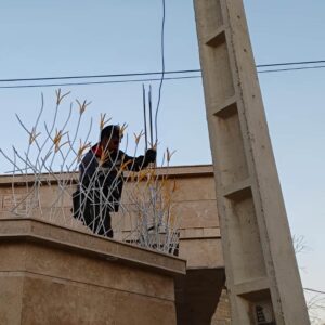 حفاظ غنچه ای آهنی روی دیوار در فضای گرم و خشک