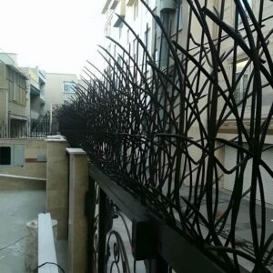 حفاظ نیزار آهنی روی دیوار پروژه نوساز