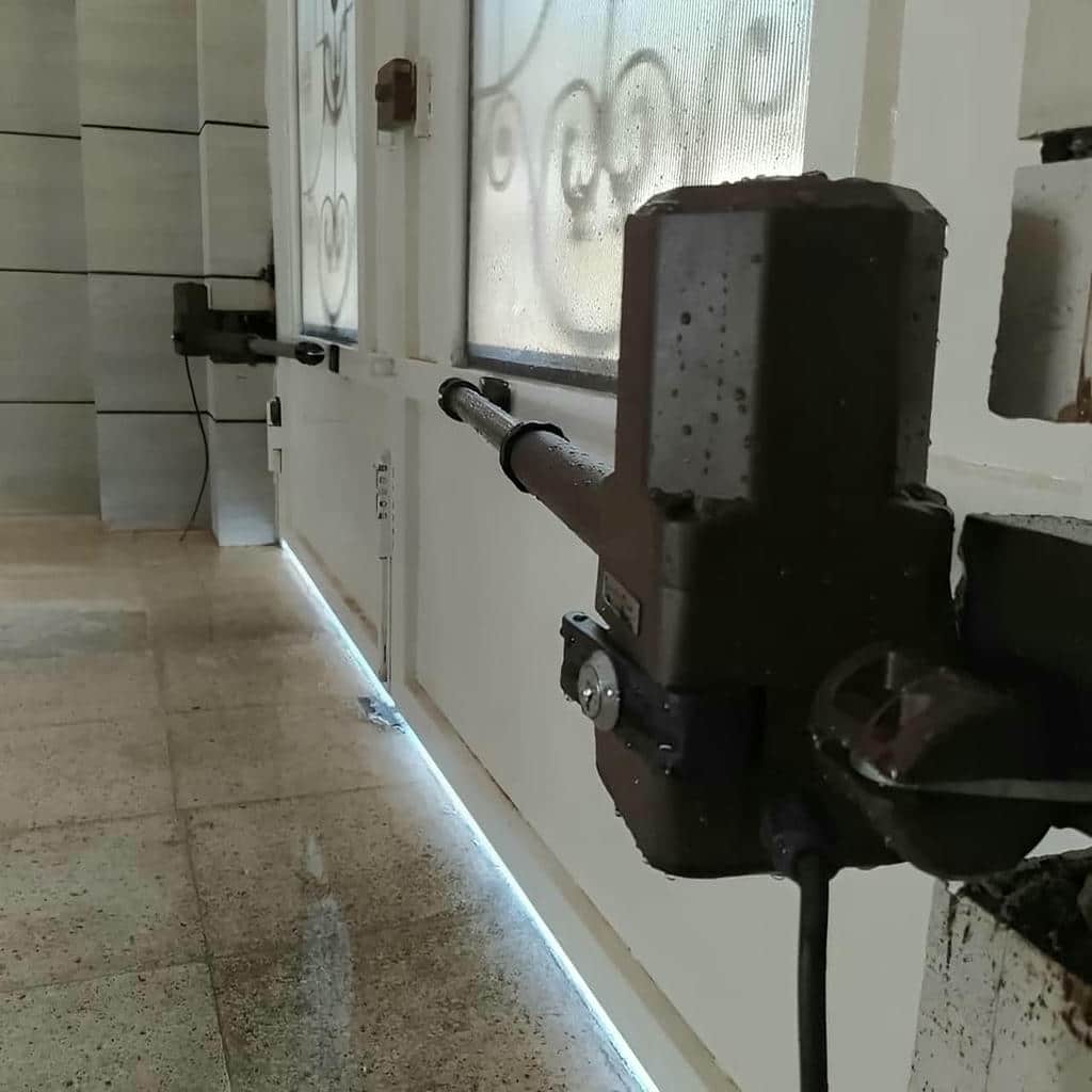 جک پارکینگی بازویی سفید ساختمان