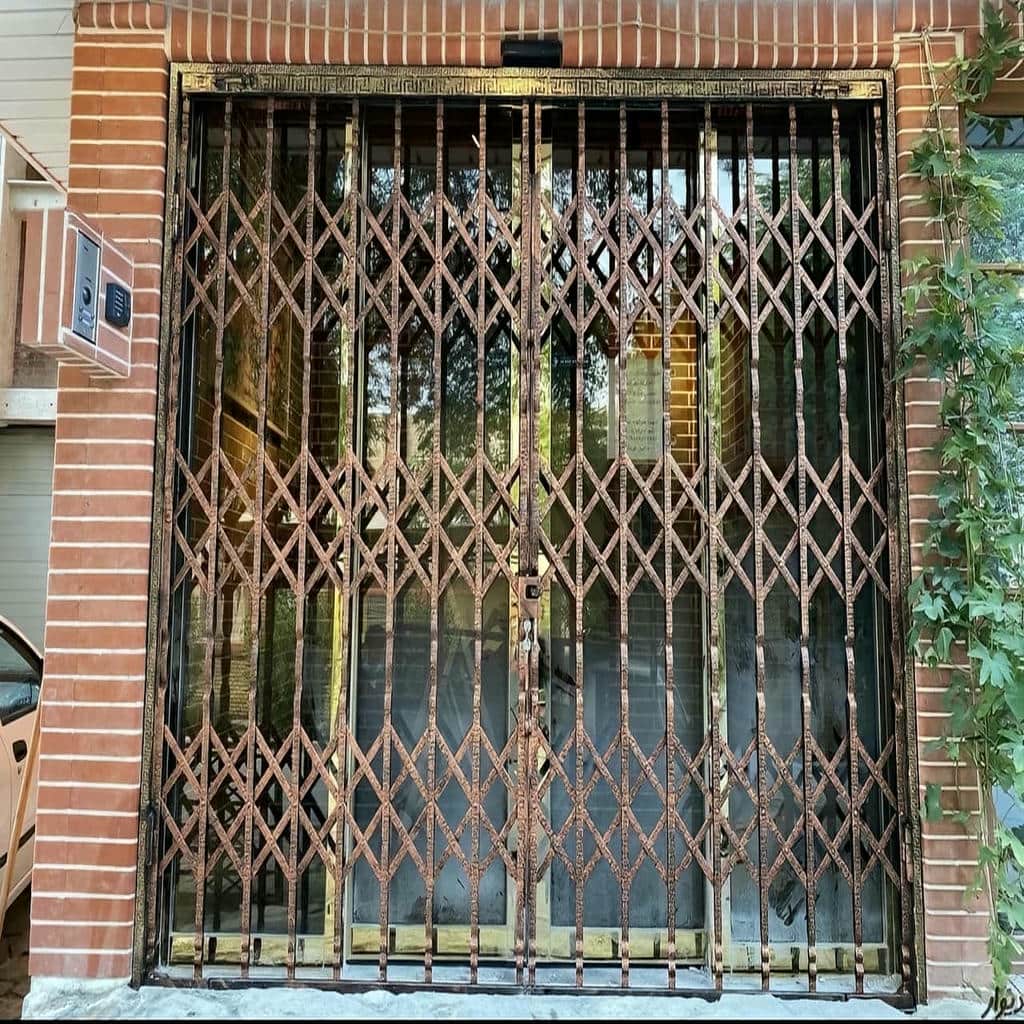 حفاظ آکاردئونی ورودی آپارتمان