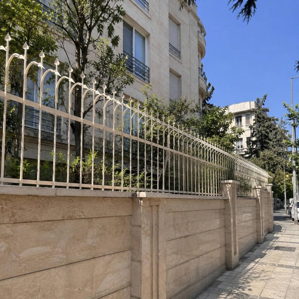 حفاظ دیوار سرنیزه ای اردبیل در نمای ساختمان حفاظ دیوار سرنیزه ای اردبیل در نمای ساختمان