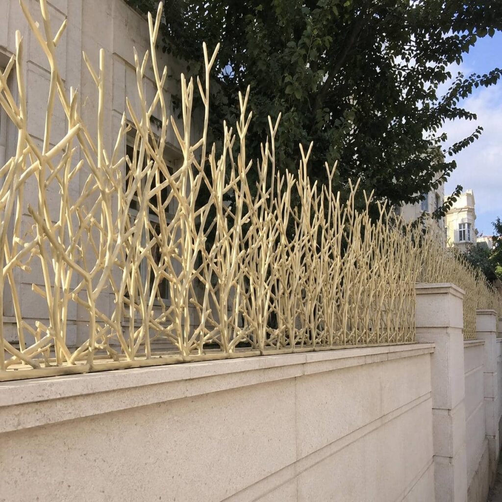 حفاظ دیوار کرمان کنار نمای سنگی
