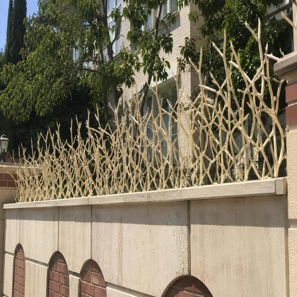 حفاظ سرنیزه ای نصب شده روی دیوار حفاظ سرنیزه ای نصب شده روی دیوار