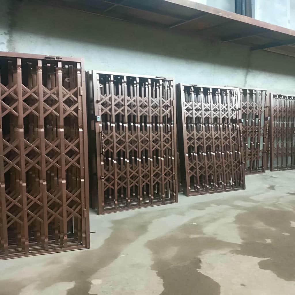 درب آکاردئونی آپارتمان با طرح مدرن استان اردبیل