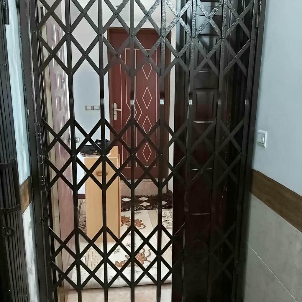 درب آکاردئونی آپارتمان با پوشش رنگی استان کرمان