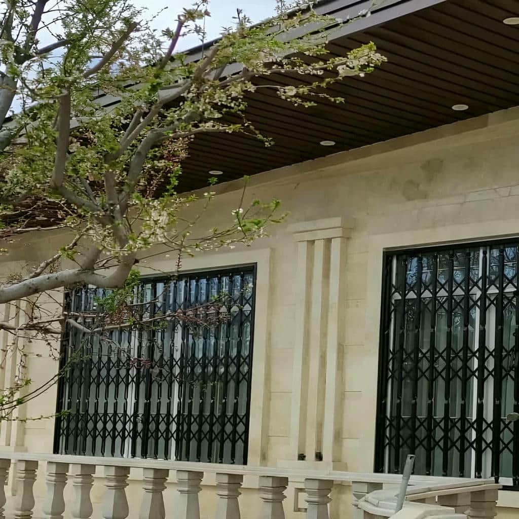 درب آکاردئونی آپارتمان سفید استان گلستان