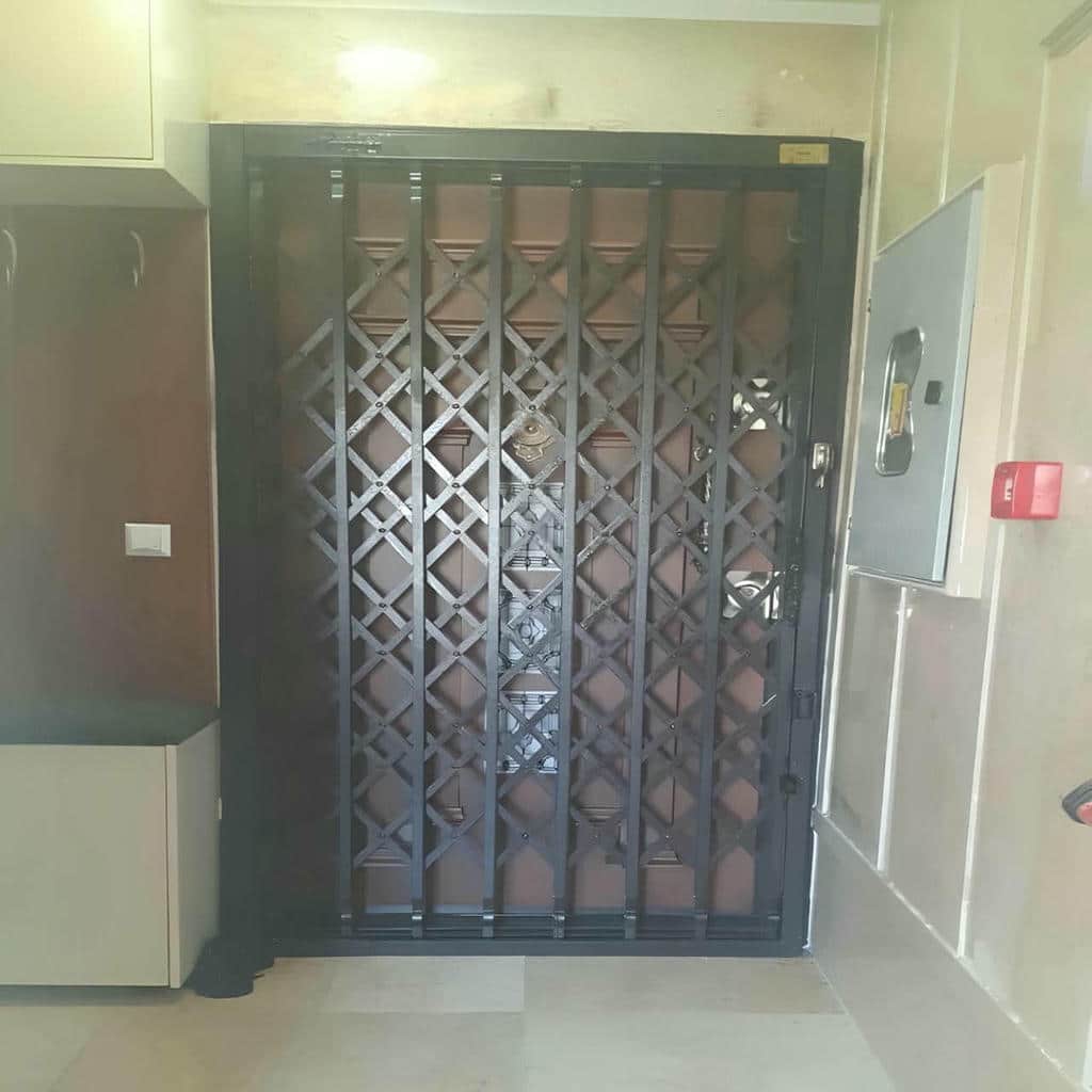 درب آکاردئونی رنگ شده با طراحی مدرن